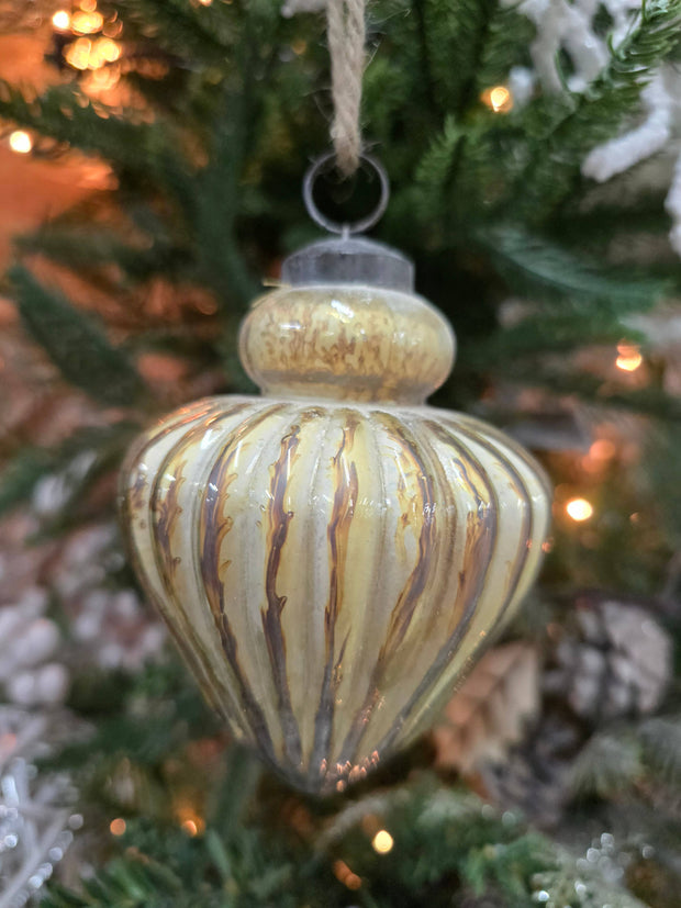 ornament :: glass golden kiss 3"