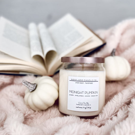 Cozy autumn candle featuring warm and spicy pumpkin fragrance