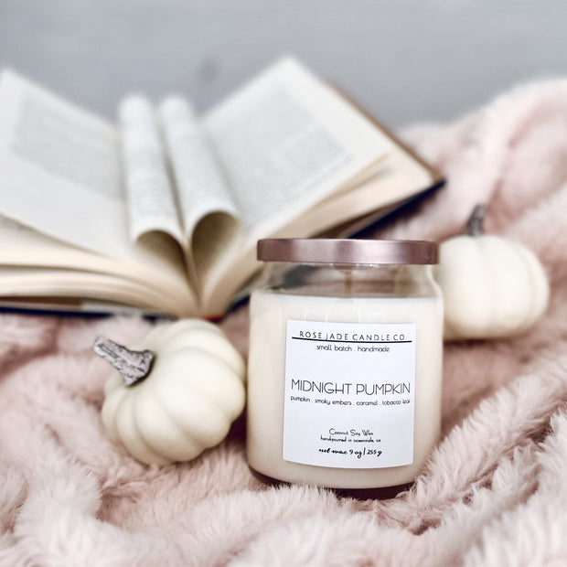 Cozy autumn candle featuring warm and spicy pumpkin fragrance